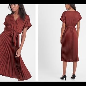 NWT Sz: Large Banana republic pleated dress.